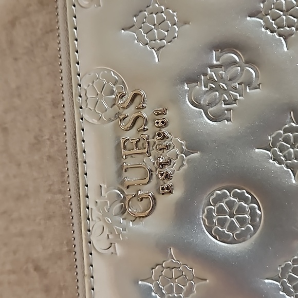 Guess wallet NWOT - Picture 2 of 9
